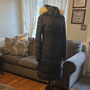 Stylish Black Puffer Coat with Faux Fur Hood